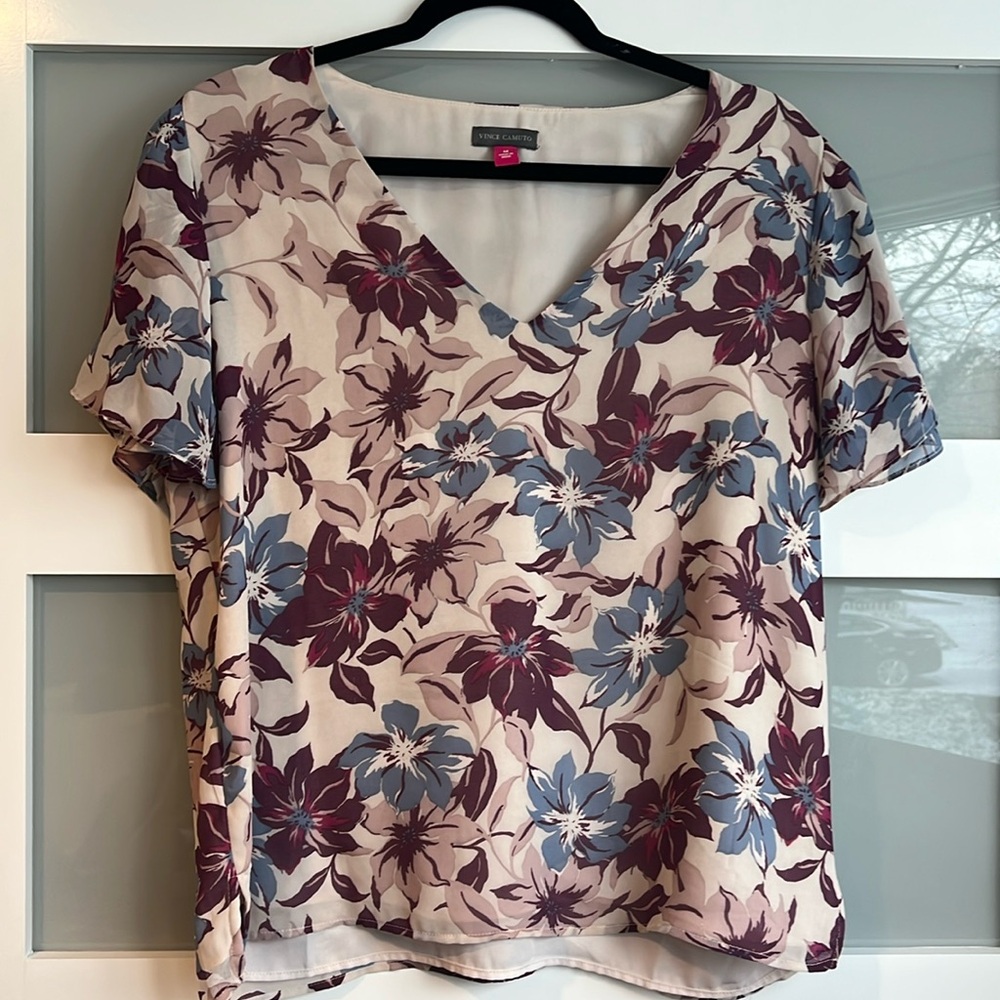 Vince Camuto Floral Blouse Size Medium V-Neck Chiffon Cap Ruffle Sleeve NWOT